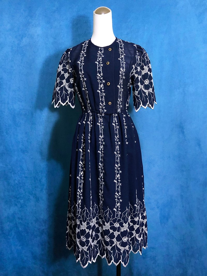 Irregular hem flower embroidery light antique short-sleeved dress / bring back VINTAGE abroad - ชุดเดรส - เส้นใยสังเคราะห์ สีน้ำเงิน