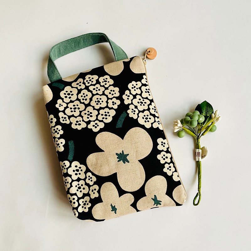 Poppy flower. Handheld storage bag. Internal pockets on both sides. It's easy to store cell phones and cotton pads. Japanese design cloth - กระเป๋าเครื่องสำอาง - ผ้าฝ้าย/ผ้าลินิน สีดำ