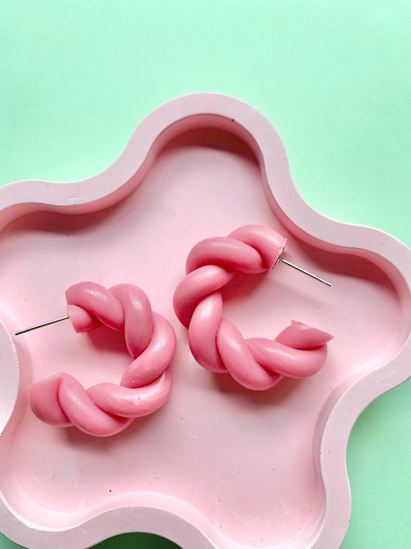 Glazed Twist Baby Pink Size M : Polymer clay handmade hoop earrings - 耳環/耳夾 - 其他材質 粉紅色