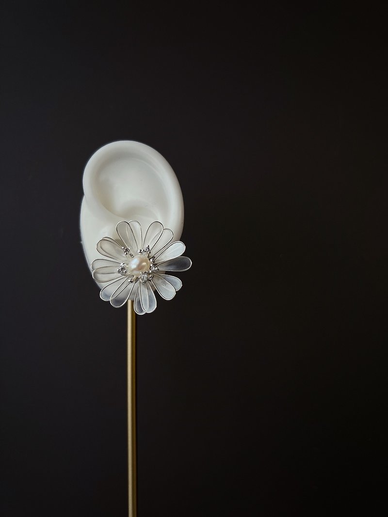 瑪格麗特 銀 貼耳式樹脂耳環 - 耳環/耳夾 - 樹脂 銀色