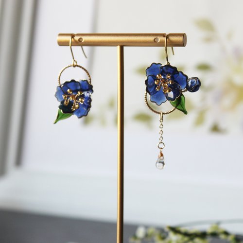 Oli studio 【山茶花不對稱耳環】 藍色山茶花耳環 手工銅線樹脂 耳環/耳夾
