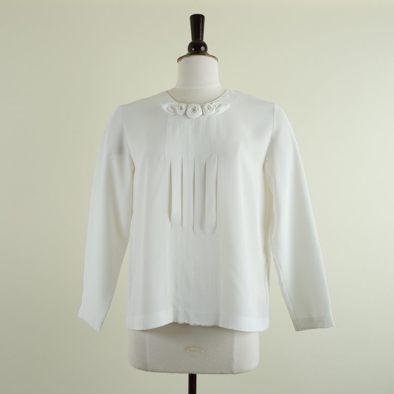 Vintage Off White Long Sleeve Blouse With Flower Appliques Detail - Women's Tops - Polyester White