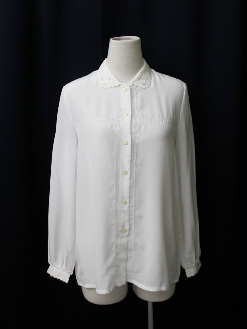 【RE0916T216】 early autumn retro fresh small floral embroidery white ancient shirt - เสื้อเชิ้ตผู้หญิง - เส้นใยสังเคราะห์ ขาว