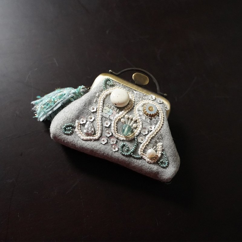 ウールとビーズ刺繍の小さながま口 sparkle 51 - 化妝包/收納袋 - 羊毛 灰色