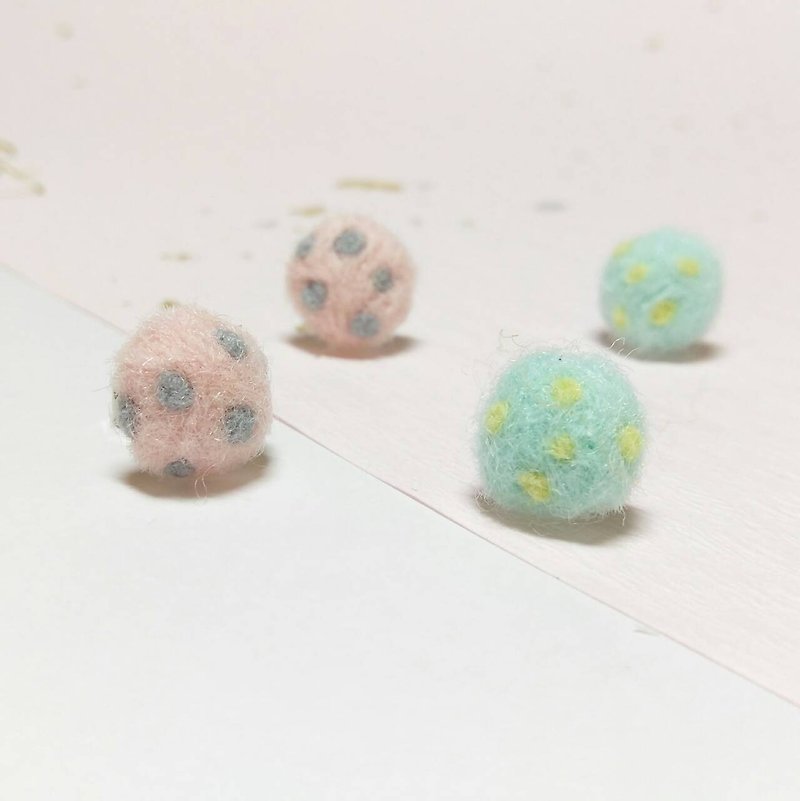 Handmade Felt Pink/Aqua Polka Dots Earrings (Clip-on Available) - ต่างหู - ขนแกะ สีน้ำเงิน