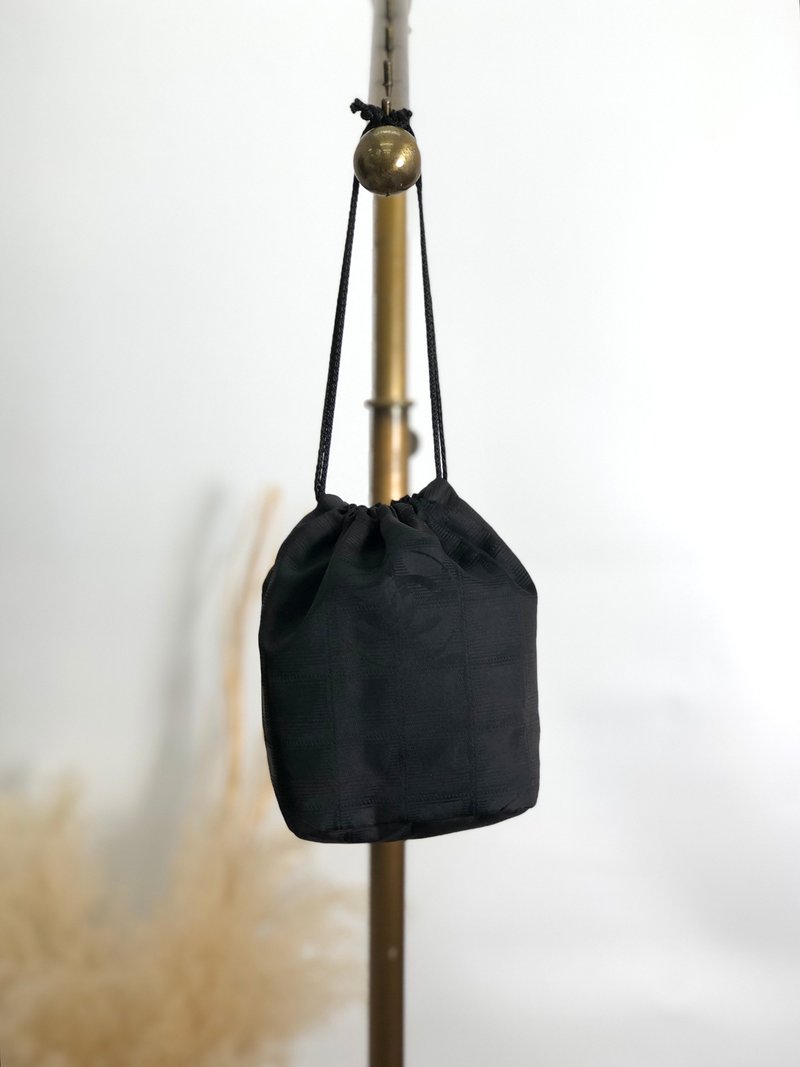 【 日本直送　名牌中古包 】CHANEL シャネル ニュートラベルライン ハンドバッグ ブラック ナイロン 巾着 ミニバッグ vintage x7242n - 手提包/手提袋 - 尼龍 黑色