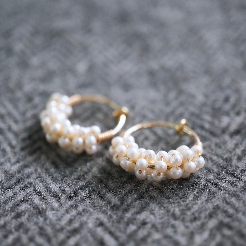 ITS-E107 [Gemstone Earrings, Mini Pearls] Freshwater Pearl Hoop Clip-On Earrings - Earrings & Clip-ons - Semi-Precious Stones White