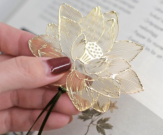 あなたの手のひらの上で蓮の金属のしおりを巻く、古典的な中国の