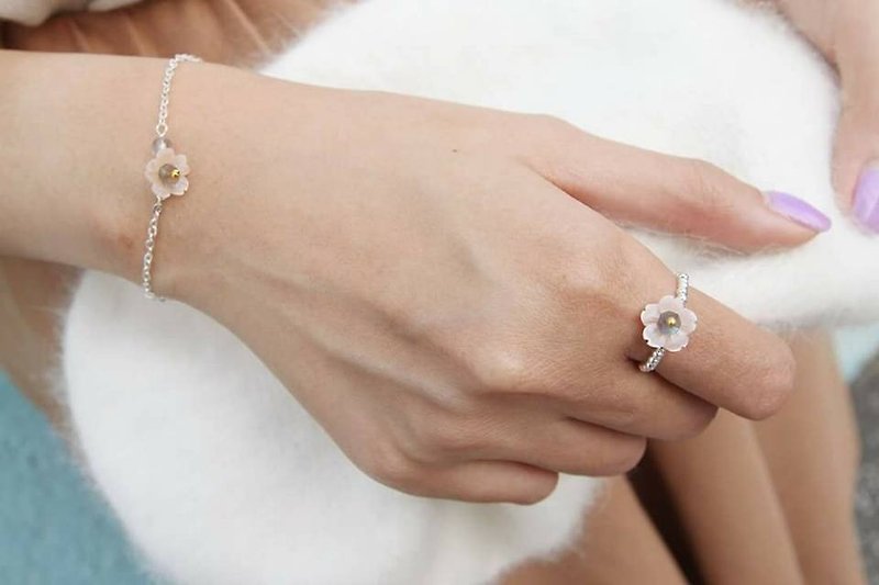 Mother pearl flower and labradorite 925 silver bracelet - สร้อยข้อมือ - เครื่องเพชรพลอย สึชมพู