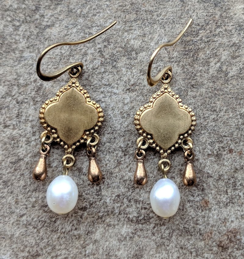 古典的な真鍮のドロップ真珠のイヤリング - ピアス・イヤリング - 金属 