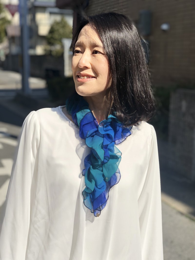 Ballett Kyoto Gradient ruched scarf made of soft chiffon fabric - ผ้าพันคอ - เส้นใยสังเคราะห์ สีน้ำเงิน