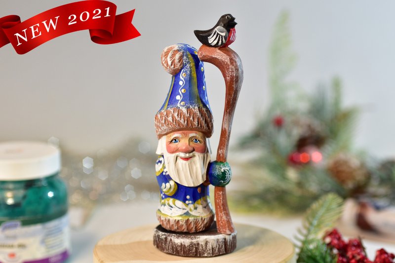 Small wooden figure with a bird, Wooden Santa, Russian souvenir, Hand carved - ตุ๊กตา - ไม้ สีน้ำเงิน