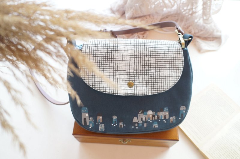 Hand-painted Nordic small town crossbody bag at night (one piece in stock) - กระเป๋าแมสเซนเจอร์ - ผ้าฝ้าย/ผ้าลินิน สีน้ำเงิน