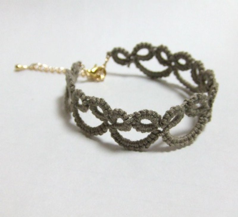 Tatting lace bracelet Khaki - สร้อยข้อมือ - ผ้าฝ้าย/ผ้าลินิน สีกากี