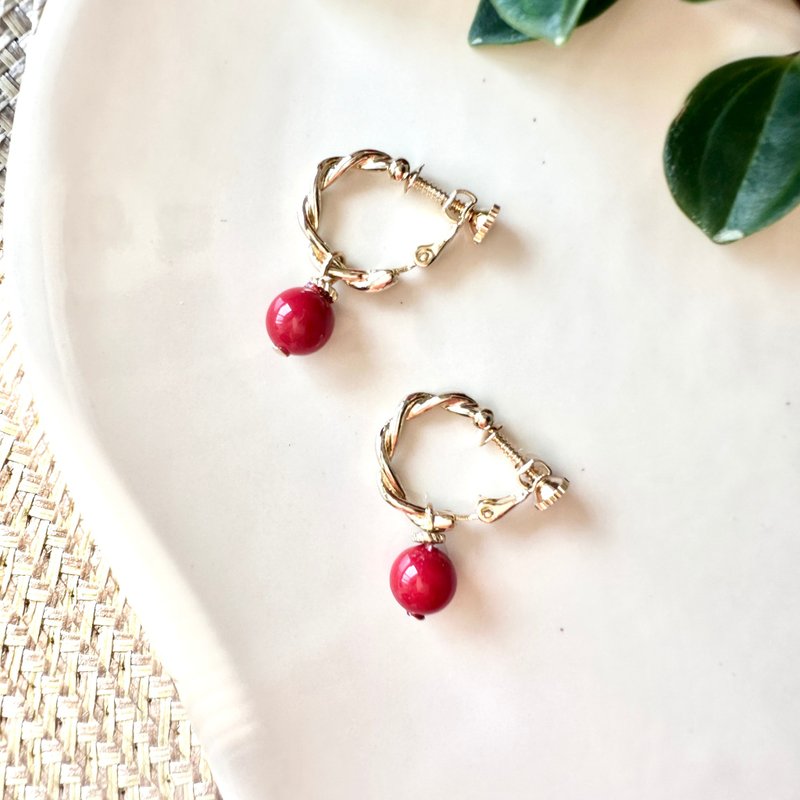 [Red coral pearl twist hoop earring] Red coral clip on earring / Japanese handmade - ต่างหู - วัสดุอื่นๆ สีแดง