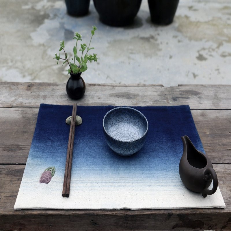 Yishanren | Hand-woven traditional blue dye gradient placemat hand-embroidered three-dimensional embroidery pure cotton tea mat coaster insulation pad - ผ้ารองโต๊ะ/ของตกแต่ง - ผ้าฝ้าย/ผ้าลินิน 