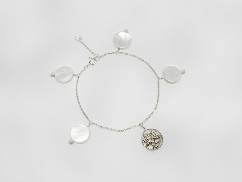 White butterfly shell and flower breath with large motif - Bracelets - Other Metals White