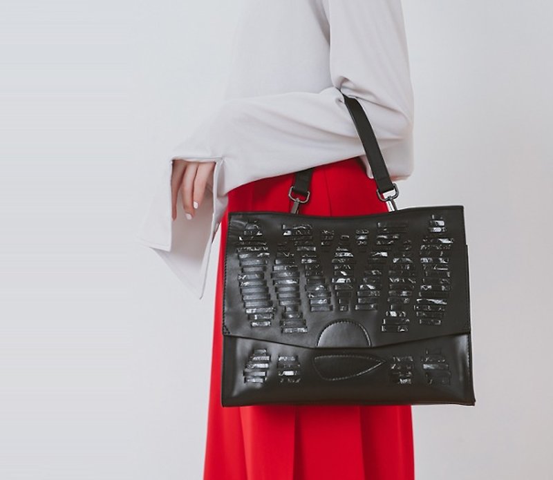 Symmetrical woven abstract line marble portable shoulder leather dual-use bag - กระเป๋าถือ - หนังแท้ สีดำ