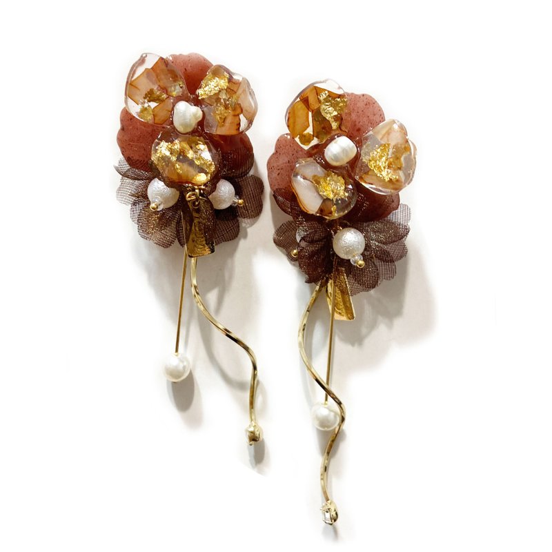 Shell Amber Yarn Floral Drop Earrings with Changeable Clips - ต่างหู - เรซิน สีนำ้ตาล