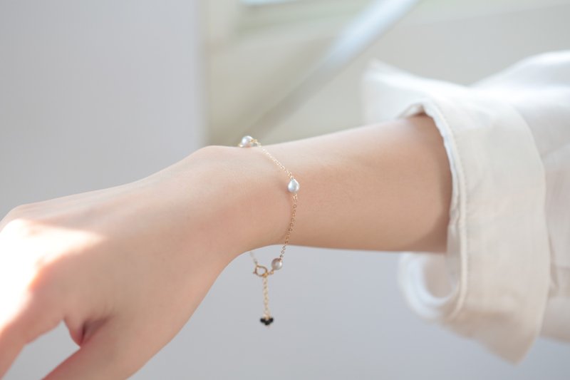 │14KGFチェーンブレスレットパールグレー、ブラック石テール - ブレスレット - 半貴石 グレー