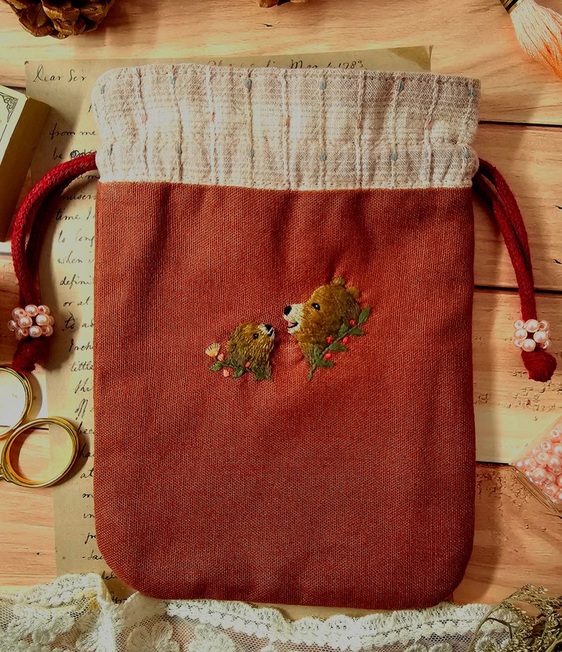 手作刺繡束口袋no.2-熊母子 - 束口袋/束口背包/水桶包 - 棉．麻 紅色