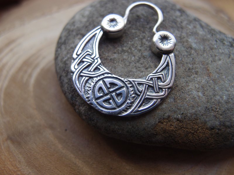 Celtic knot Viking sterling silver hoop earring 0.7 inch viking jewelry, Single - ต่างหู - เงินแท้ สีเงิน