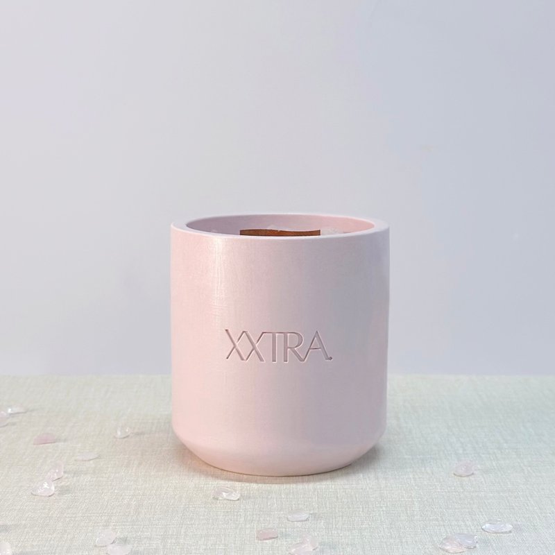 XXTRA Intrinxic Organic Crystal Candle - Rose & Strawberry Quartz - Enchanté - เทียน/เชิงเทียน - ขี้ผึ้ง สึชมพู