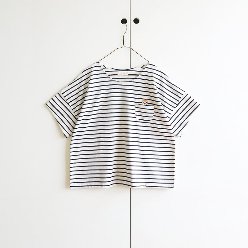 cat spirit pocket striped t-shirt : navy × off-white - เสื้อยืดผู้หญิง - เส้นใยสังเคราะห์ สีน้ำเงิน