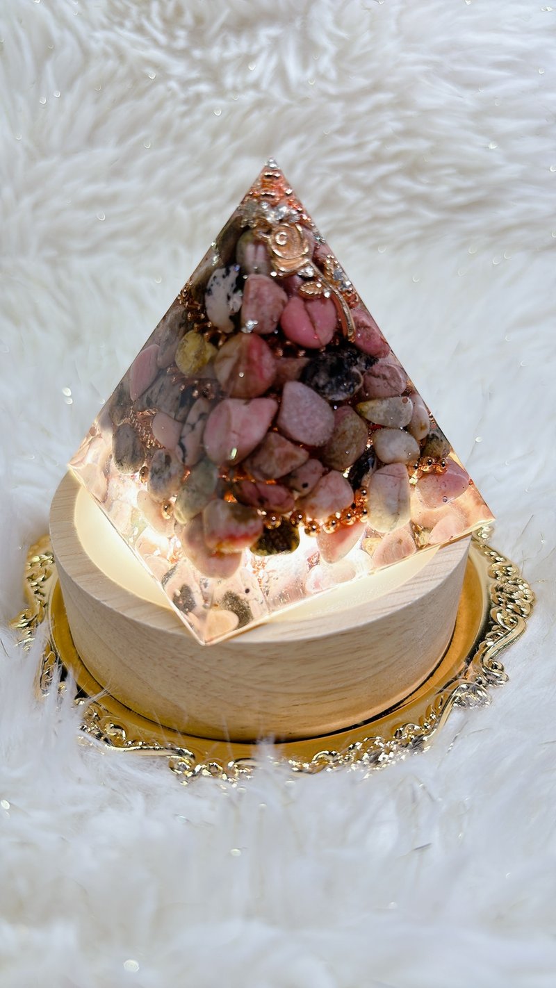 象徵愛情-玫瑰石奧剛能量金字塔 - 擺飾/家飾品 - 水晶 粉紅色
