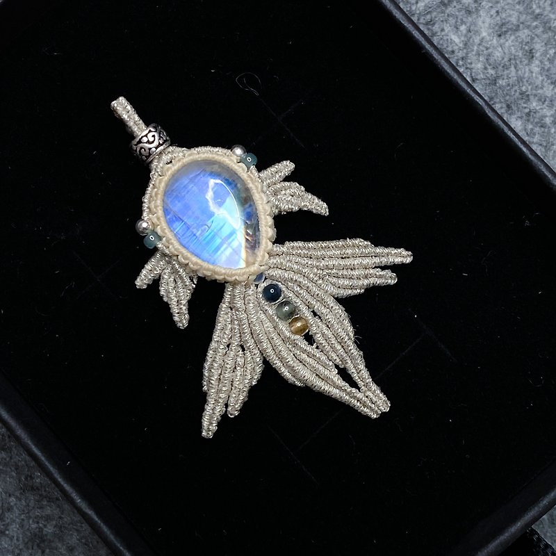|Four Seasons | Every year there is a fish moonstone hand-woven wax necklace pendant - สร้อยคอ - เครื่องเพชรพลอย สีทอง