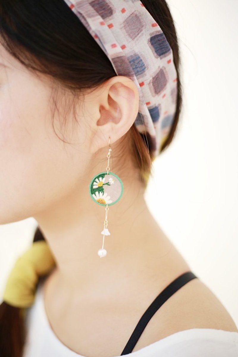 Lu Lita original design embroidery fresh art girl plant series small daisy earrings custom ear clip - เครื่องประดับผม - ผ้าฝ้าย/ผ้าลินิน 