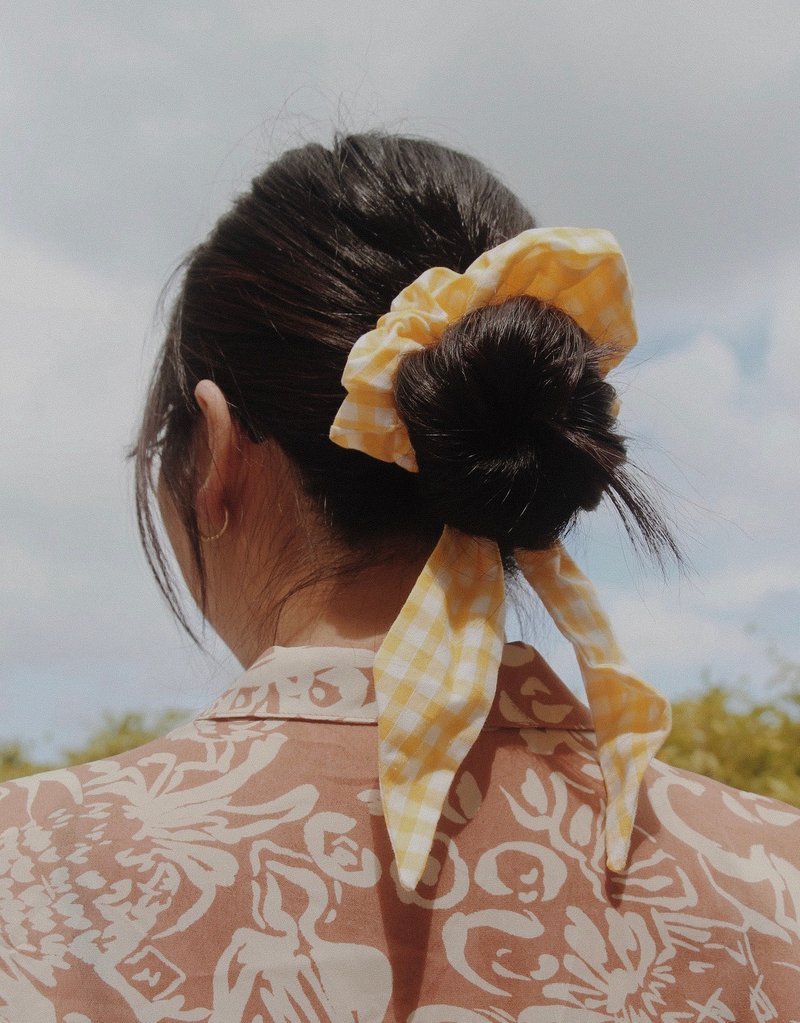 (VINTAGE DESIGN) Yellow check scrunchies - เครื่องประดับผม - ผ้าฝ้าย/ผ้าลินิน สีเหลือง