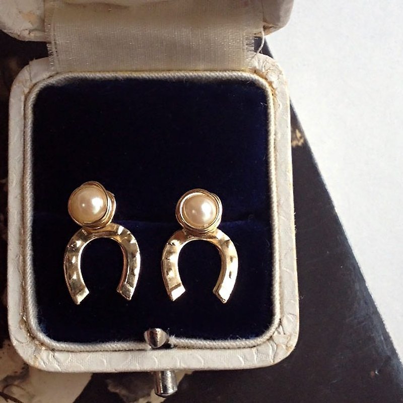 14 kgf Horseshoe & Vintage Glass Pearl Petit Cocoon Earrings【2way】14kgfホースシュー＆ビンテージグラスパールプチコクーンピアス＊耳針　 ii-521 - 耳環/耳夾 - 其他金屬 金色