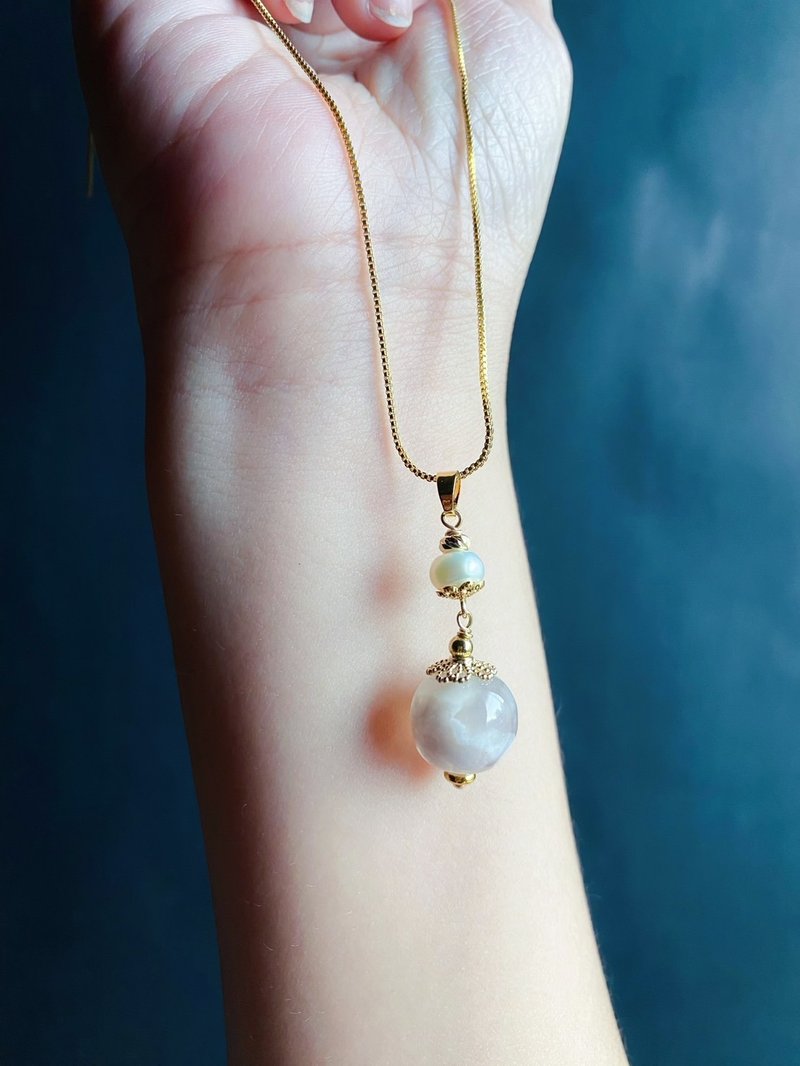 Cherry blossom agate pearl wedding dress white artistic conception beautiful water flower old type bead design necklace gift - สร้อยคอ - คริสตัล ขาว