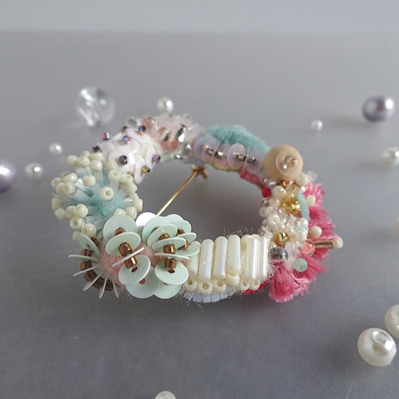 Bead embroidery circle brooch     pink and mint color - เข็มกลัด - งานปัก สึชมพู