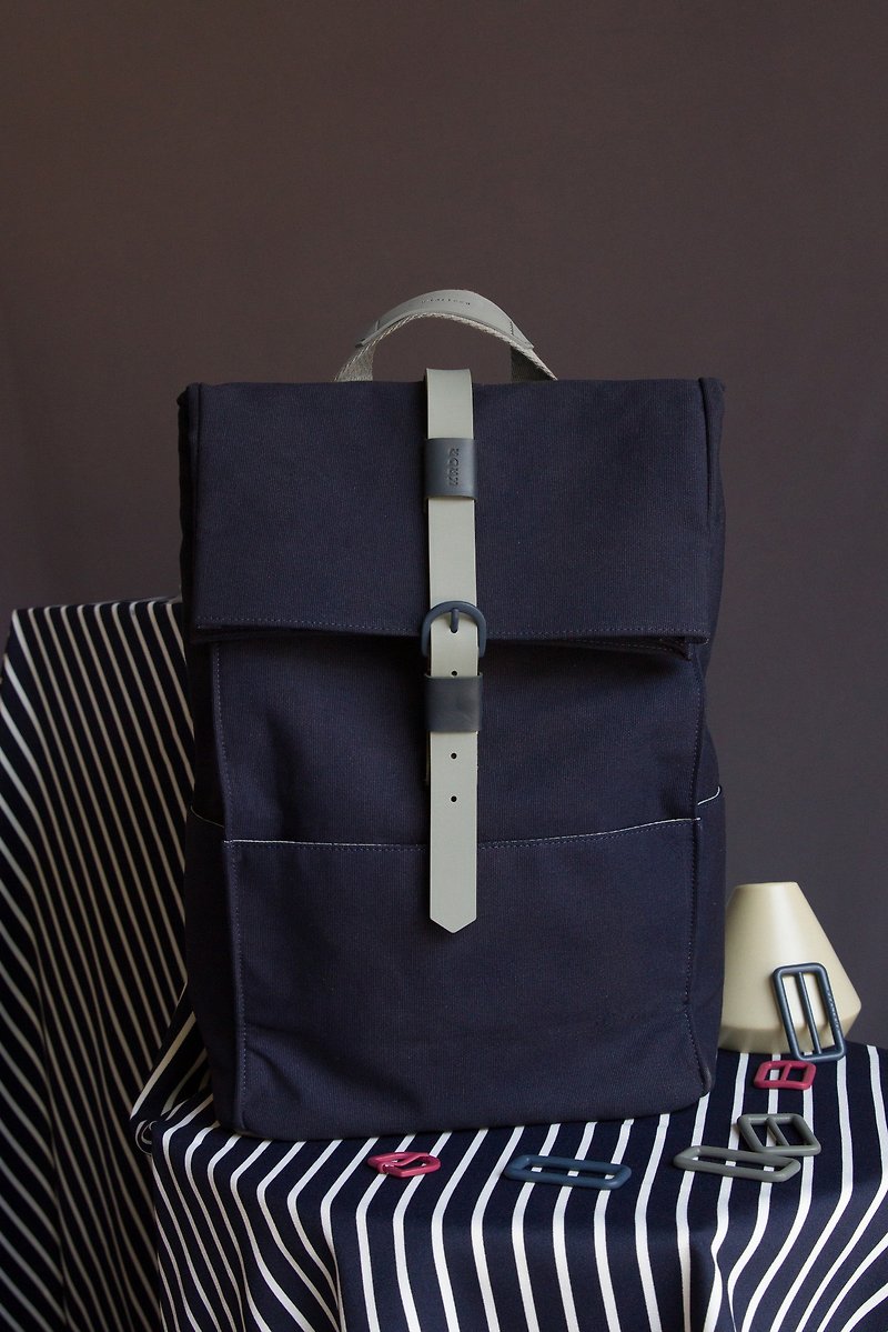 Roam Backpack - Navy Mini - กระเป๋าเป้สะพายหลัง - วัสดุกันนำ้ สีน้ำเงิน