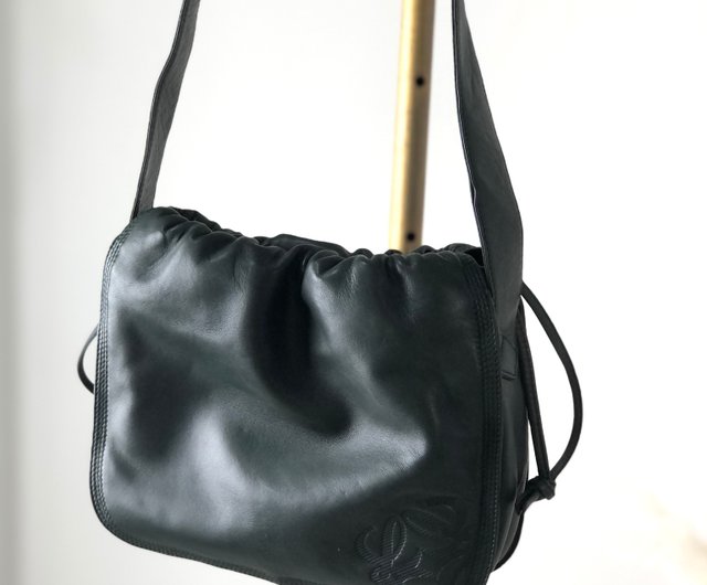 LOEVE ロエベ ショルダーバッグ ホーボー アナグラム　ナッパレザー LOEVE ロエベ ショルダーバッグ ホーボー アナグラム ナッパ