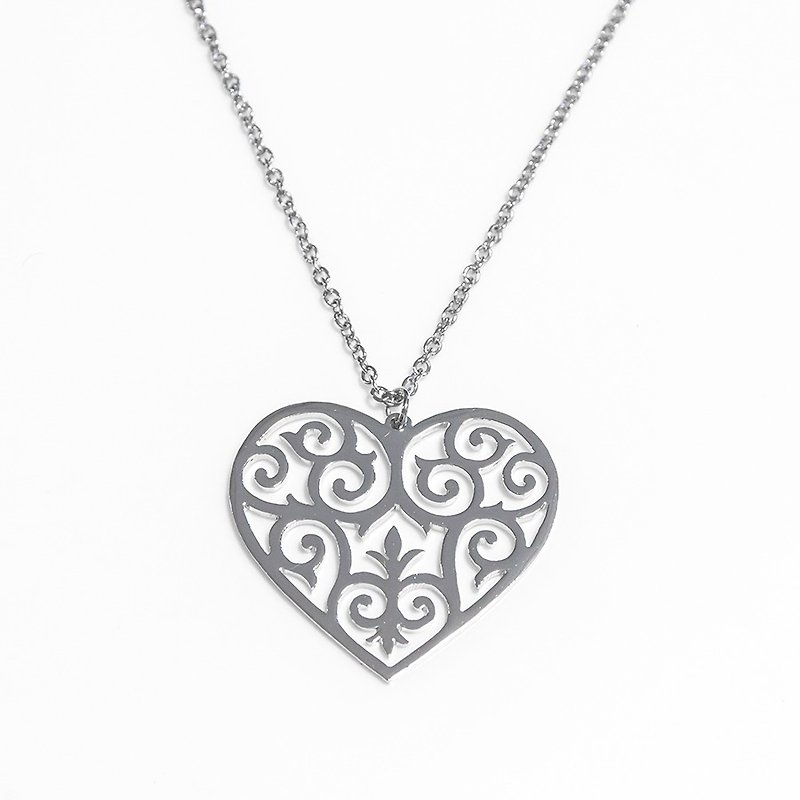 Decorative pattern in heart shape pendant - สร้อยคอ - โลหะ สีเงิน