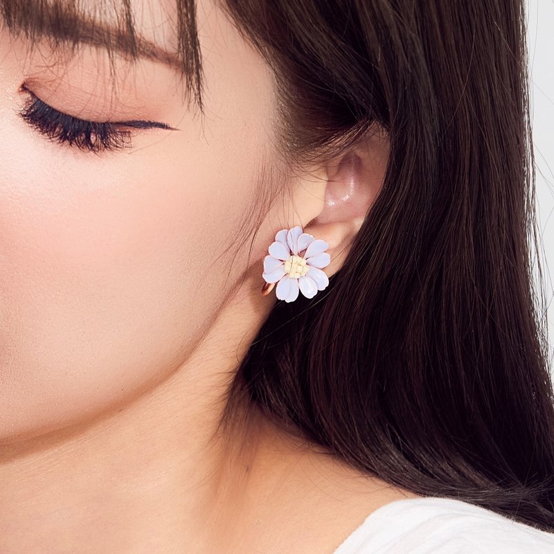 ミニ デイジー ルリカラクサ 桜 小さな白い花 小花のピアス イヤリング ピアス - ピアス・イヤリング - レジン 多色