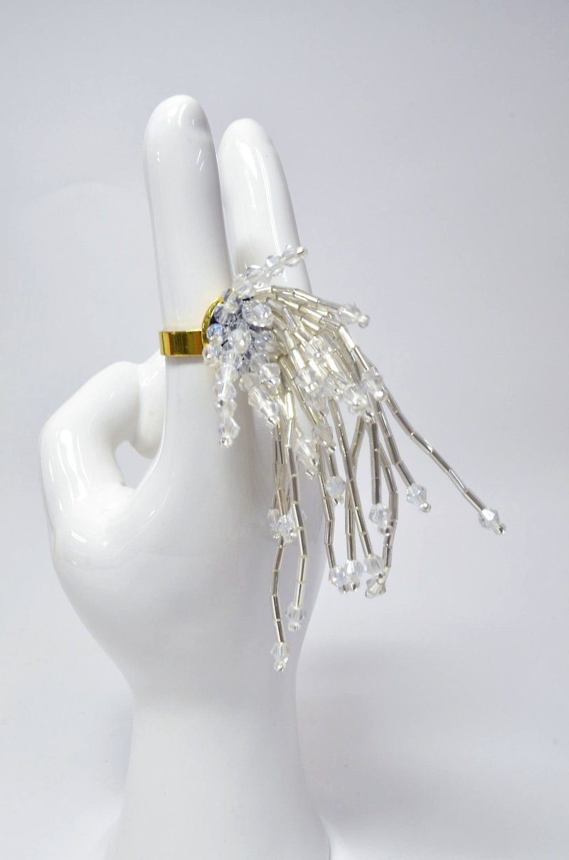 TIMBEE LO Transparent White Symphony Firework Beaded Ring All Handmade - แหวนทั่วไป - เครื่องเพชรพลอย ขาว