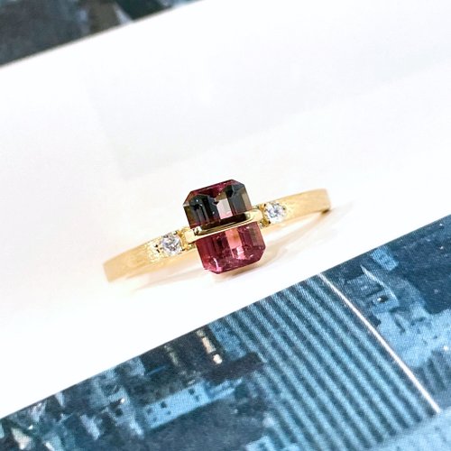 Splitting Colours Jewellery The Traverse - 天然莓果粉配霧灰 雙色碧璽(0.84ct) 18k黃金鑽戒