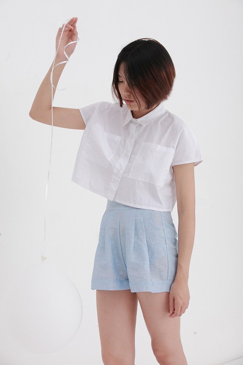 People count cotton sheets imported high short-sleeved shirt shirt short silhouette does not pick the body silhouette retro stand collar white pocket square leg skills GET | Tata Fan original design women's independence - เสื้อเชิ้ตผู้หญิง - ผ้าฝ้าย/ผ้าลินิน ขาว