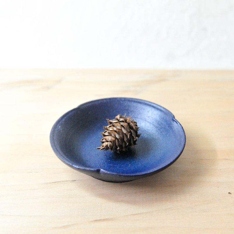 陶手作 深藍色的三花瓣小碟 豆皿 點心盤 - 小碟/醬油碟 - 陶 藍色