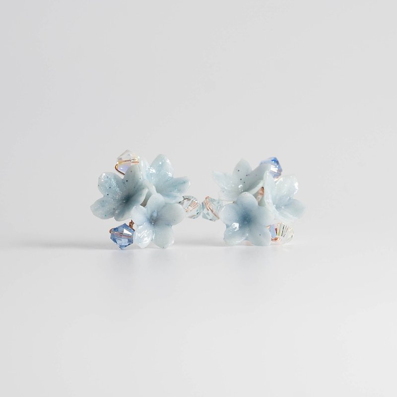 Small Bouquet Earrings/Light Blue/Japanese Floral Resin Clay Handmade Earrings - Earrings & Clip-ons - Plants & Flowers Blue