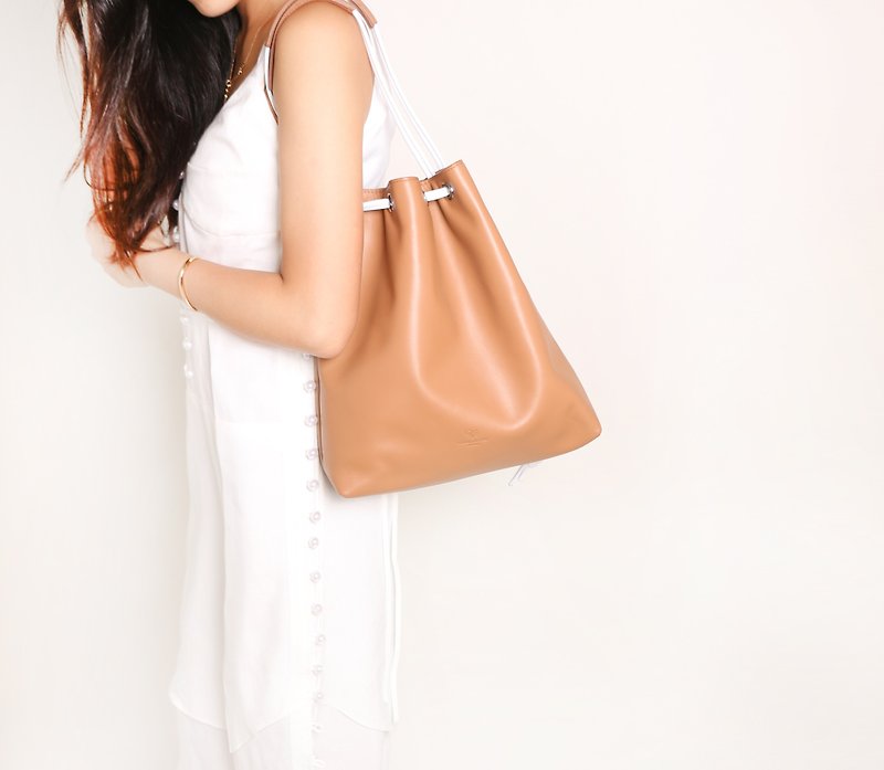 Beam bag. Brown leather / light brown / clutch / oblique pack / sidepack / summer essentials / Makaron - กระเป๋าคลัทช์ - หนังแท้ สีนำ้ตาล