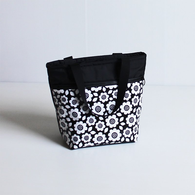 Black and white small flower lunch bag meal bag tote bag - กระเป๋าถือ - วัสดุกันนำ้ สีดำ