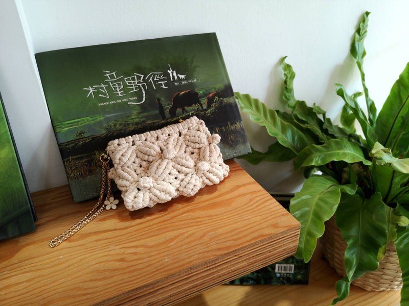 花型手拿包【Macrame Bag】 - 手提包/手提袋 - 棉．麻 卡其色