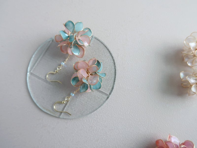 Heart Flower Blossom Ball Earrings Pink Blue Green-Handmade Crystal Flower Resin Jewelry Gift Girlfriend Jewelry - ต่างหู - เรซิน สึชมพู