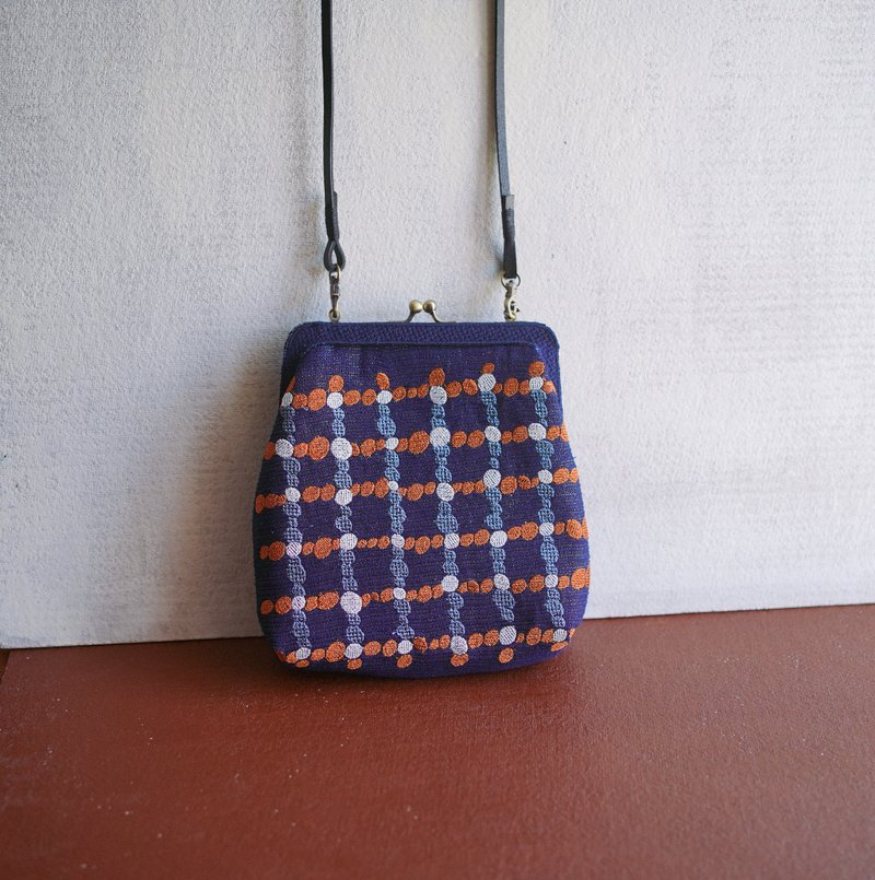 Accompanying bag blue wave plaid embroidered kiss lock bag - กระเป๋าแมสเซนเจอร์ - ผ้าฝ้าย/ผ้าลินิน สีน้ำเงิน