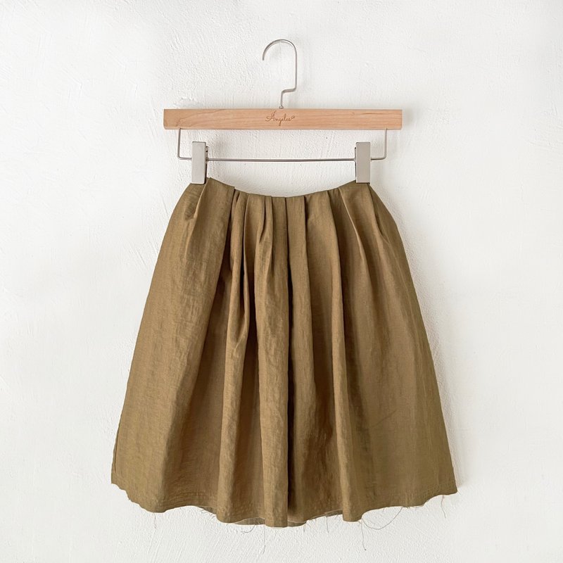 Strapless linen top with pleated chest (Khaki) - เสื้อกั๊กผู้หญิง - ผ้าฝ้าย/ผ้าลินิน สีกากี